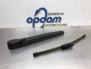 Nieuwe Ruitenwisserarm achter Volkswagen Golf Prijs € 25,00 Inclusief btw aangeboden door Gebr Opdam B.V.