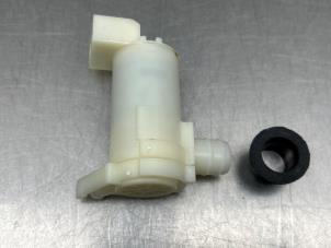 Nieuwe Ruitensproeierpomp voor Nissan Almera Prijs € 15,00 Inclusief btw aangeboden door Gebr Opdam B.V.