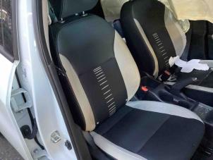 Gebruikte Voorstoel rechts Nissan Micra (K14) 0.9 IG-T 12V Prijs € 250,00 Margeregeling aangeboden door Gebr Opdam B.V.