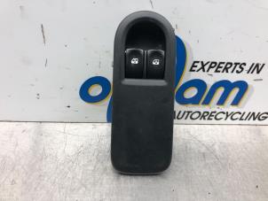 Gebruikte Raam schakelaar elektrisch Renault Clio III (BR/CR) 1.4 16V Prijs € 21,00 Margeregeling aangeboden door Gebr Opdam B.V.