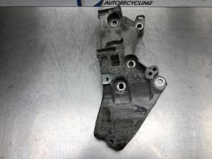 Gebruikte Aircopomp Steun Renault Clio IV (5R) 1.5 Energy dCi 90 FAP Prijs € 35,00 Margeregeling aangeboden door Gebr Opdam B.V.