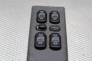 Gebruikte Ruit schakelaar elektrisch Mercedes A (W168) 1.6 A-160 Prijs € 21,00 Margeregeling aangeboden door Gebr Opdam B.V.