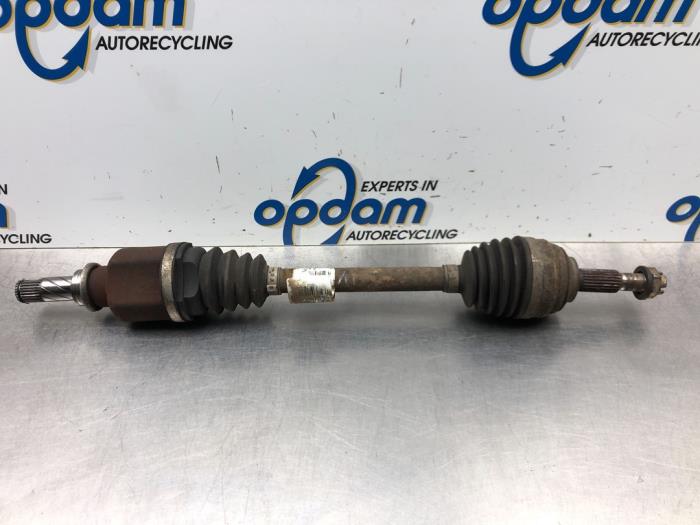Gebruikte Aandrijfas links-voor Renault Clio III (BR/CR) 1.4 16V Prijs € 42,00 Margeregeling aangeboden door Gebr Opdam B.V.
