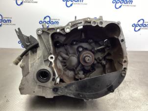 Gebruikte Versnellingsbak Renault Clio III (BR/CR) 1.2 16V 75 Prijs € 191,00 Margeregeling aangeboden door Gebr Opdam B.V.