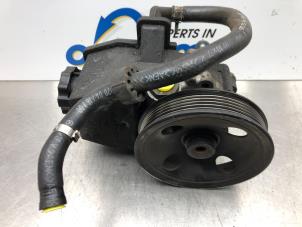 Gebruikte Pomp Servo Mercedes C (W203) 2.0 C-200K 16V Prijs € 42,00 Margeregeling aangeboden door Gebr Opdam B.V.