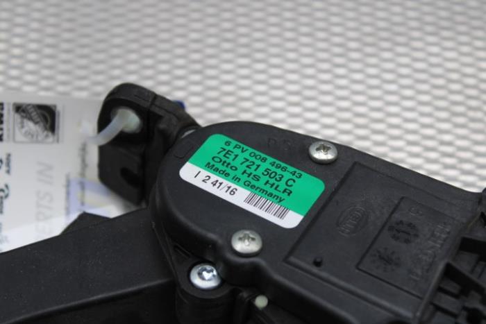 Sensor Gaspedaalpositie van een Volkswagen Transporter T6 2.0 TDI DRF 2016