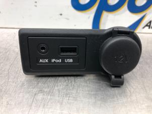 Gebruikte AUX/USB aansluiting Kia Venga 1.4 CVVT 16V Prijs € 25,00 Margeregeling aangeboden door Gebr Opdam B.V.