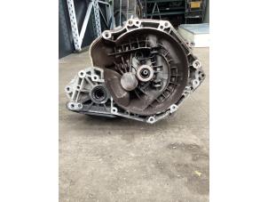 Gebruikte Versnellingsbak Opel Corsa D 1.4 16V Twinport Prijs € 128,00 Margeregeling aangeboden door Gebr Opdam B.V.