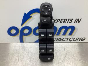 Gebruikte Elektrisch Raam Schakelaar Opel Crossland (X) 1.2 12V Prijs € 34,00 Margeregeling aangeboden door Gebr Opdam B.V.