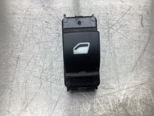 Gebruikte Elektrisch Raam Schakelaar Opel Crossland (X) 1.2 12V Prijs € 21,00 Margeregeling aangeboden door Gebr Opdam B.V.