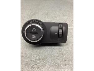 Gebruikte Licht Schakelaar Opel Mokka/Mokka X 1.4 Turbo 16V 4x4 Prijs € 17,00 Margeregeling aangeboden door Gebr Opdam B.V.