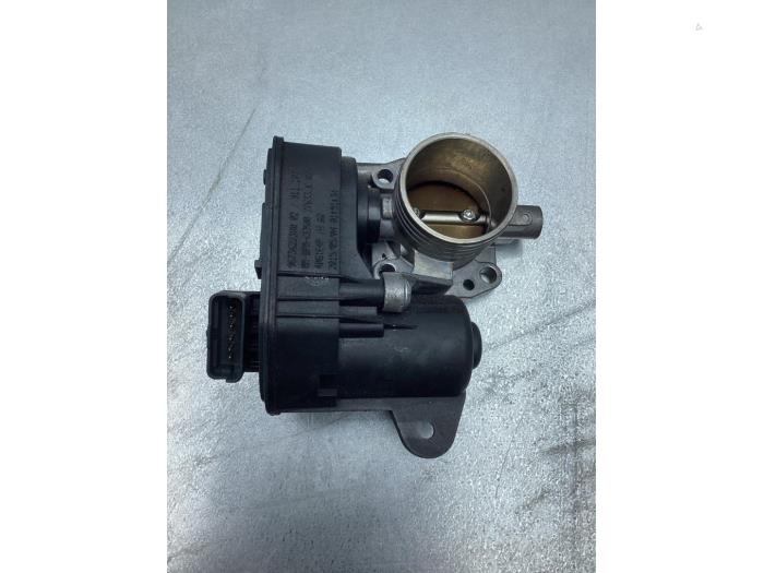 Gebruikte Gasklephuis Peugeot 208 I (CA/CC/CK/CL) 1.2 Vti 12V PureTech Prijs € 60,00 Margeregeling aangeboden door Gebr Opdam B.V.
