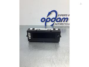 Gebruikte Display Interieur Renault Clio III (BR/CR) 1.2 16V 75 Prijs € 26,00 Margeregeling aangeboden door Gebr Opdam B.V.