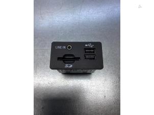 Gebruikte AUX/USB aansluiting Ford Transit Connect (PJ2) 1.6 TDCi 16V 95 Prijs € 25,00 Margeregeling aangeboden door Gebr Opdam B.V.