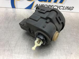 Gebruikte Koplampmotor Renault Espace (JK) 2.0 16V Turbo Prijs € 21,00 Margeregeling aangeboden door Gebr Opdam B.V.