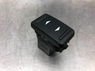 Gebruikte Ruit schakelaar elektrisch Ford Focus 2 1.8 16V Prijs € 8,00 Margeregeling aangeboden door Gebr Opdam B.V.