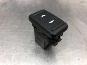 Gebruikte Ruit schakelaar elektrisch Ford Focus 2 1.8 16V Prijs € 8,00 Margeregeling aangeboden door Gebr Opdam B.V.