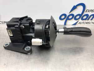 Gebruikte Versnellingspook Lancia Ypsilon (843) 1.4 Prijs € 51,00 Margeregeling aangeboden door Gebr Opdam B.V.