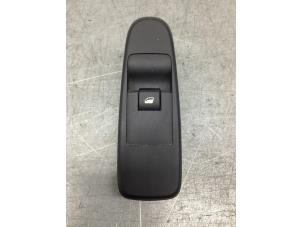Gebruikte Elektrisch Raam Schakelaar Citroen C4 Picasso (UD/UE/UF) 1.6 16V VTi 120 Prijs € 13,00 Margeregeling aangeboden door Gebr Opdam B.V.