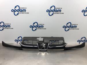 Gebruikte Grille Peugeot 206 (2A/C/H/J/S) 1.4 16V Prijs € 21,00 Margeregeling aangeboden door Gebr Opdam B.V.