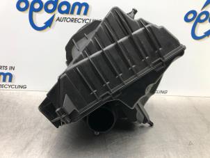 Gebruikte Luchtfilterhuis Renault Megane III Grandtour (KZ) 1.2 16V TCE 115 Prijs € 42,00 Margeregeling aangeboden door Gebr Opdam B.V.