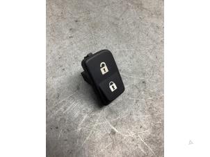 Gebruikte Schakelaar Centr. Deurvergrendeling Volvo C30 (EK/MK) 1.6 D 16V Prijs € 8,00 Margeregeling aangeboden door Gebr Opdam B.V.