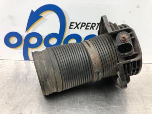 Gebruikte Luchtmassameter Volkswagen Passat Variant (3C5) 2.0 FSI 16V Prijs € 42,00 Margeregeling aangeboden door Gebr Opdam B.V.