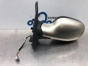 Gebruikte Spiegel Buiten links Nissan Micra (K12) 1.2 16V Prijs € 34,00 Margeregeling aangeboden door Gebr Opdam B.V.