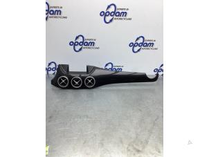 Gebruikte Dashboard sierlijst Mercedes B (W246) 1.5 B-180 CDI,d 16V Prijs € 128,00 Margeregeling aangeboden door Gebr Opdam B.V.