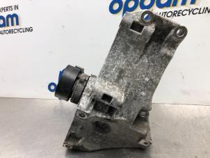 Gebruikte Dynamosteun boven Volkswagen Golf V (1K1) 1.4 16V Prijs € 42,00 Margeregeling aangeboden door Gebr Opdam B.V.