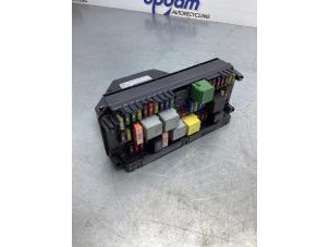 Gebruikte Zekeringkast Mercedes C Estate (S204) 3.0 C-350 CDI V6 24V 4-Matic Prijs € 106,00 Margeregeling aangeboden door Gebr Opdam B.V.