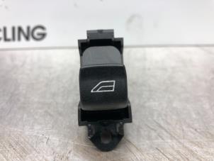 Gebruikte Elektrisch Raam Schakelaar Volvo V50 (MW) 2.4 D5 20V Autom.. Prijs € 17,00 Margeregeling aangeboden door Gebr Opdam B.V.