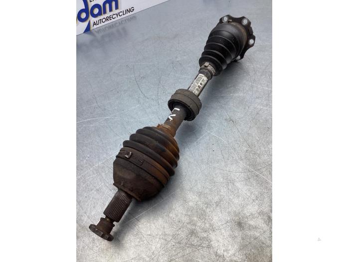 Gebruikte Aandrijfas links-voor Volkswagen Polo IV (9N1/2/3) 1.4 TDI 70 Prijs € 34,00 Margeregeling aangeboden door Gebr Opdam B.V.