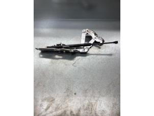 Gebruikte Motorkap Scharnier Volvo V60 Cross Country II (ZZ) 2.0 D4 16V Prijs € 21,00 Margeregeling aangeboden door Gebr Opdam B.V.