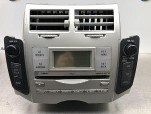Gebruikte Radio Toyota Yaris II (P9) 1.3 16V VVT-i Prijs € 100,00 Margeregeling aangeboden door Gebr Opdam B.V.