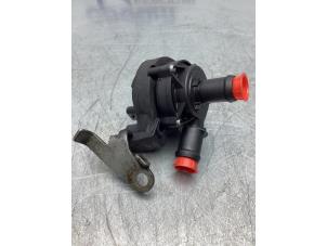 Gebruikte Extra waterpomp Volkswagen Caddy IV 2.0 TDI 102 Prijs € 30,00 Margeregeling aangeboden door Gebr Opdam B.V.