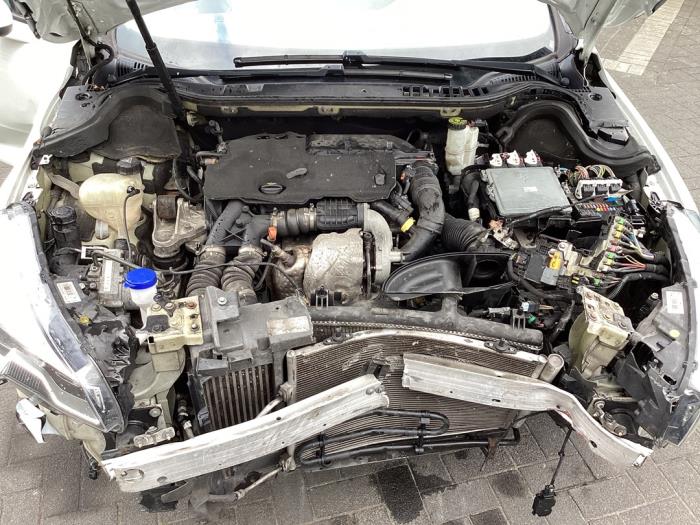 Motor van een Peugeot 508 SW (8E/8U) 1.6 HDiF 16V 2015
