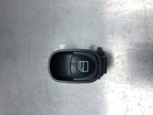 Gebruikte Ruit schakelaar elektrisch Mercedes C Combi (S203) 1.8 C-180K 16V Prijs € 21,00 Margeregeling aangeboden door Gebr Opdam B.V.