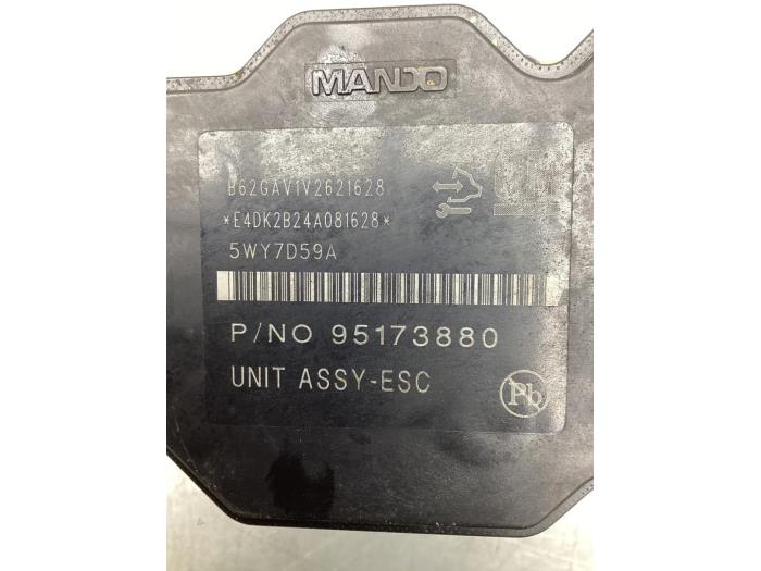 ABS Pomp van een Daewoo Aveo 1.3 D 16V 2012