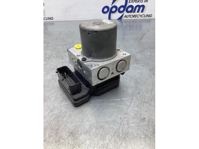 ABS Pomp van een Daewoo Aveo 1.3 D 16V 2012