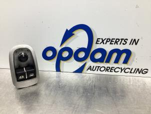 Gebruikte Raam schakelaar elektrisch Peugeot 206+ (2L/M) 1.4 XS Prijs € 40,00 Margeregeling aangeboden door Gebr Opdam B.V.