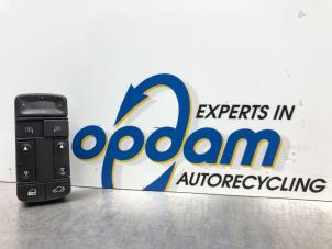 Gebruikte Raam schakelaar elektrisch Opel Vectra C GTS 2.2 DIG 16V Prijs € 40,00 Margeregeling aangeboden door Gebr Opdam B.V.