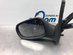 Gebruikte Buitenspiegel links Renault Clio II (BB/CB) 1.4 Prijs € 26,00 Margeregeling aangeboden door Gebr Opdam B.V.