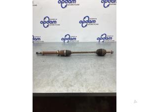 Gebruikte Aandrijfas rechts-voor Renault Clio III Estate/Grandtour (KR) 1.2 16V 75 Prijs € 42,00 Margeregeling aangeboden door Gebr Opdam B.V.