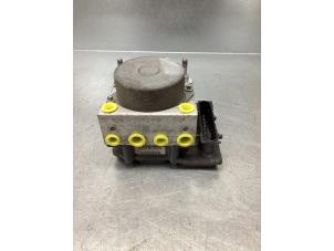 Gebruikte ABS Pomp Renault Clio III Estate/Grandtour (KR) 1.2 16V 75 Prijs € 68,00 Margeregeling aangeboden door Gebr Opdam B.V.