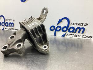 Gebruikte Versnellingsbak Steun Opel Astra J (PC6/PD6/PE6/PF6) 1.4 Turbo 16V Prijs € 30,00 Margeregeling aangeboden door Gebr Opdam B.V.