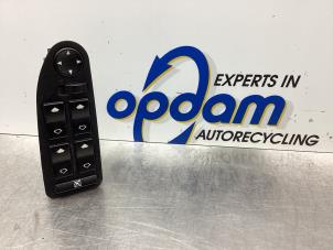 Gebruikte Ruit schakelaar elektrisch BMW 5 serie Touring (E39) 520i 24V Prijs € 34,00 Margeregeling aangeboden door Gebr Opdam B.V.