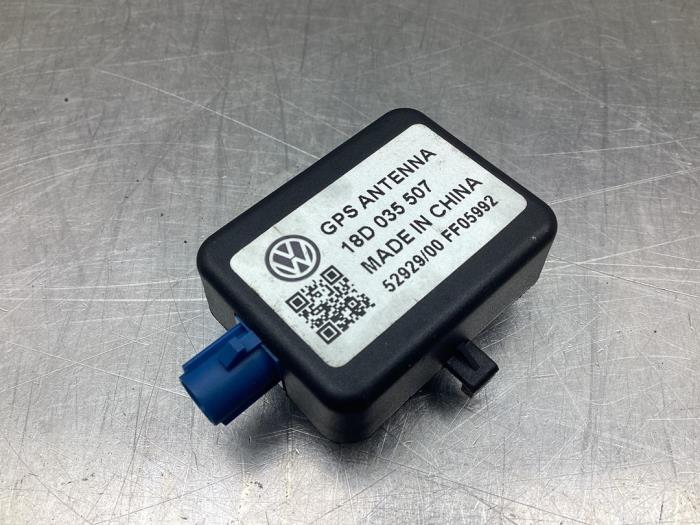GPS Antenne van een Skoda Fabia III Combi (NJ5) 1.2 TSI 16V Greentech 2015