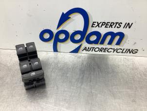 Gebruikte Elektrisch Raam Schakelaar Skoda Fabia III Combi (NJ5) 1.2 TSI 16V Greentech Prijs € 42,00 Margeregeling aangeboden door Gebr Opdam B.V.