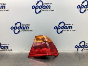 Gebruikte Achterlicht rechts BMW 3 serie (E46/4) 320i 24V Prijs € 30,00 Margeregeling aangeboden door Gebr Opdam B.V.